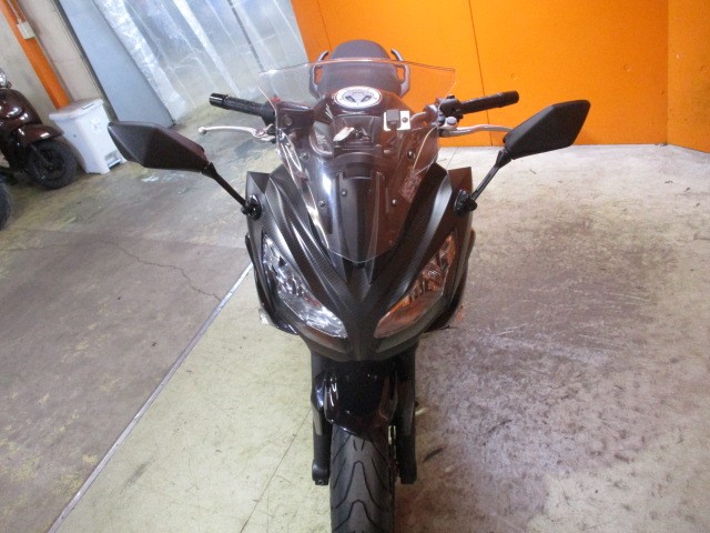 フロントから見てもこの通り状態グッド！このモデルのＮＩＮＪＡ４００は専用グレーム！高速安定感が凄い！